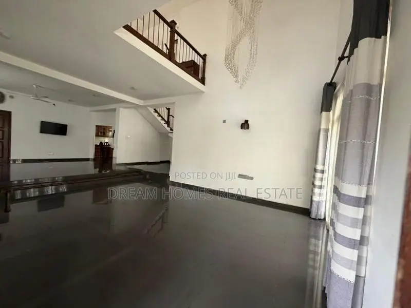 Spacious Luxury 3-Storey House for Rent – Pannipitiya