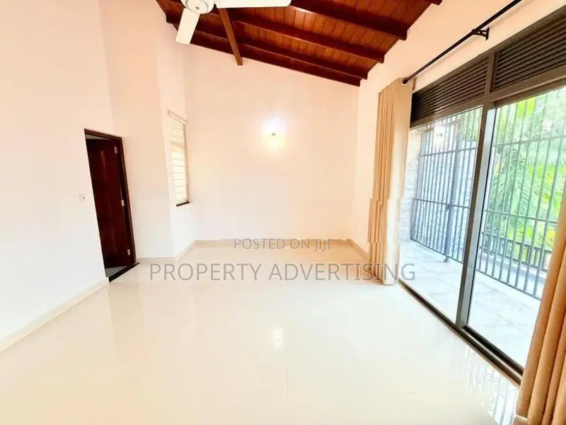 Battaramulla Lake Road 4 BR Brand New Luxurious House for Sale
