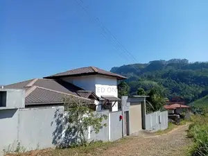 ගම්පොළ නුවරඑළිය ප්‍රධාන මාර්ගයට 200m පමණ දුරින් දෙමහල් නිවසක්