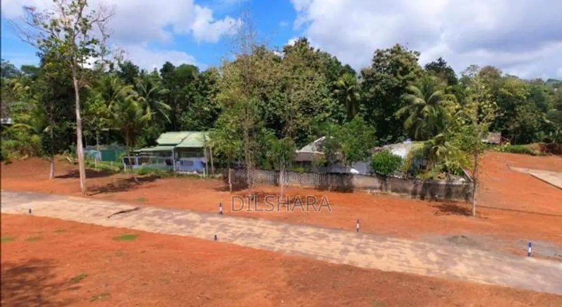 කැකනදුර බස් පාරෙන් විකිණීමට ඉඩමක්