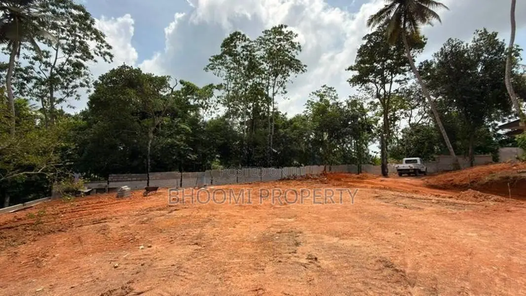 කරාපිටිය රෝහලට ලගින්ම බිම් කොටස් විකිණිමට
