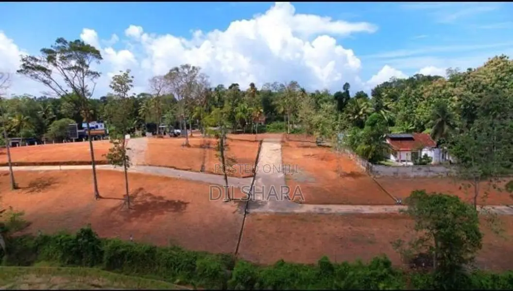කැකනදුර නගරයෙන් ඉඩමක්