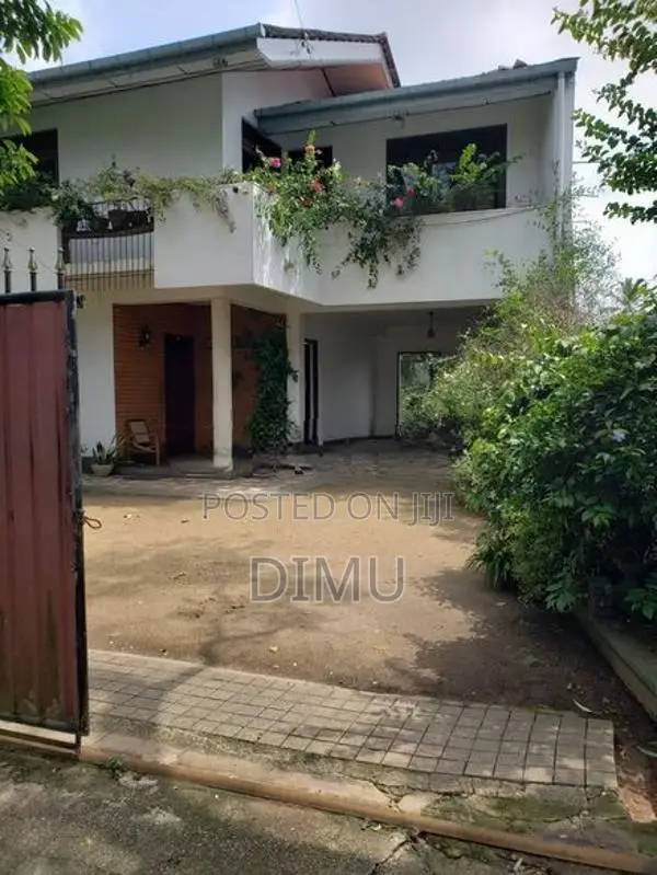 Spacious 2-Bed, 1-Bath Upstairs House with Private Garage – Rajagiriya