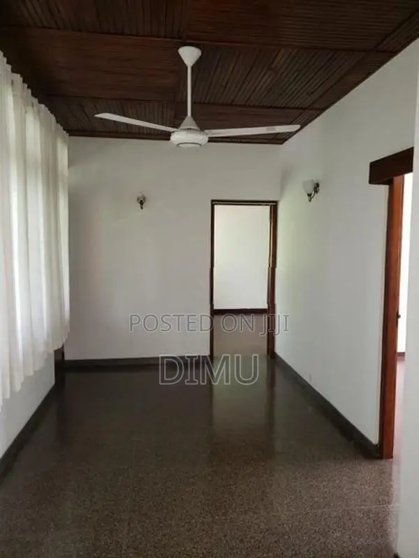 Spacious 2-Bed, 1-Bath Upstairs House with Private Garage – Rajagiriya