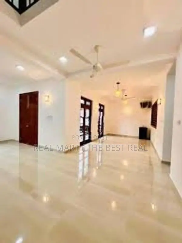 COLOMBO 07 : 3-BR (2000 SQFT) UPSTAIRS UNIT FOR RENT