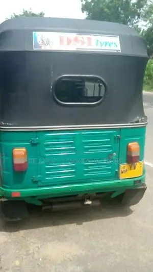 Bajaj RE 205 2011