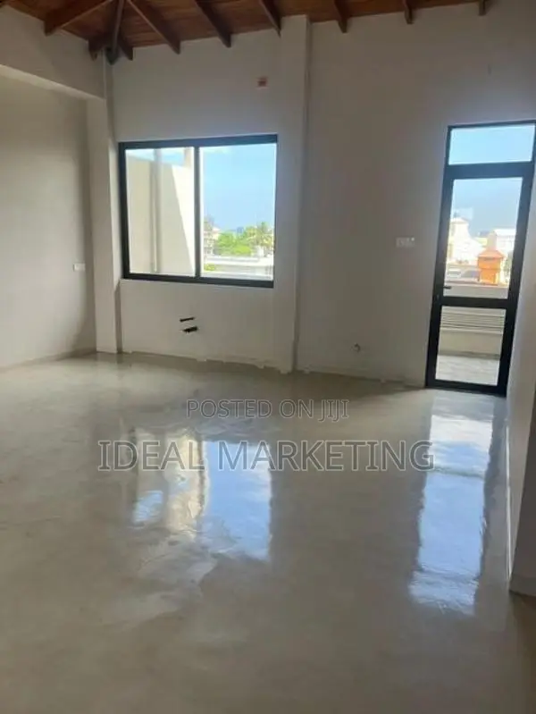 Spacious Residential House for Rent - Colombo 5 (EM759)