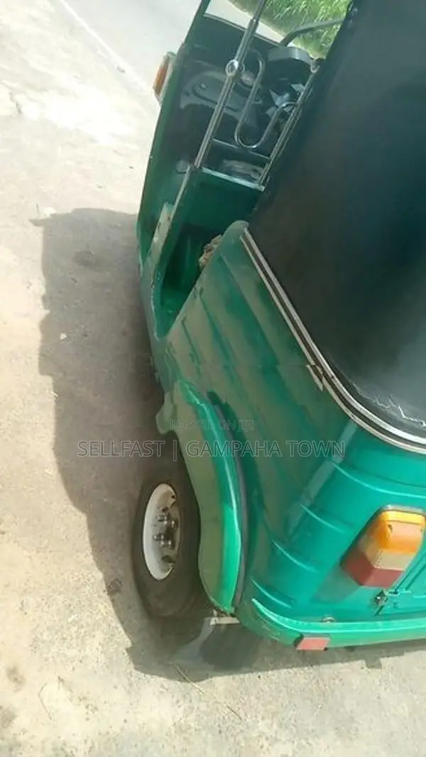 Bajaj RE 205 2011