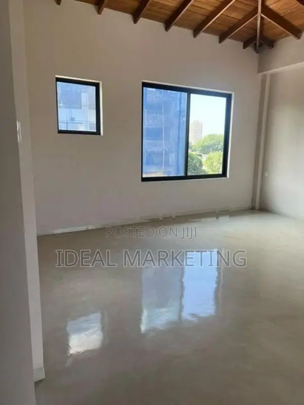 Spacious Residential House for Rent - Colombo 5 (EM759)