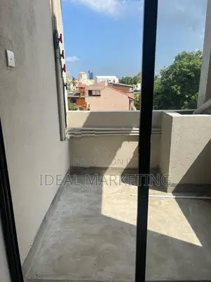 Spacious Residential House for Rent - Colombo 5 (EM759)