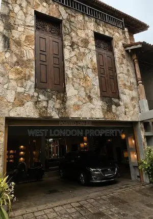 Luxury 2-Story House for Sale in Athurugiriya