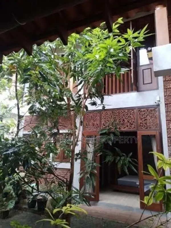 Luxury 2-Story House for Sale in Athurugiriya