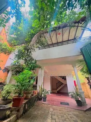 කඩුවෙල වෑලිවිටින් දෙමහල් නිවසක්