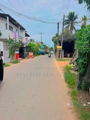 කඩුවෙල වෑලිවිටින් දෙමහල් නිවසක්