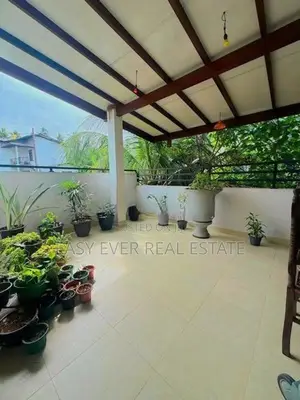 කඩුවෙල වෑලිවිටින් දෙමහල් නිවසක්