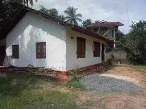 House for Sale in Girulla – Prime Residential Location