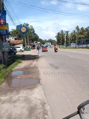 වටිනා ඉඩමක් කුරණින් විකිණීමට ඇත.