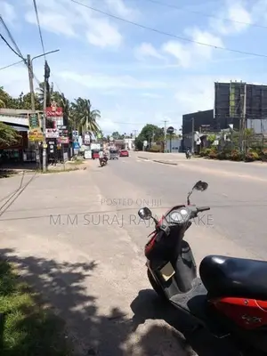 වටිනා ඉඩමක් කුරණින් විකිණීමට ඇත.