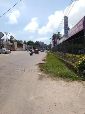 වටිනා ඉඩමක් කුරණින් විකිණීමට ඇත.
