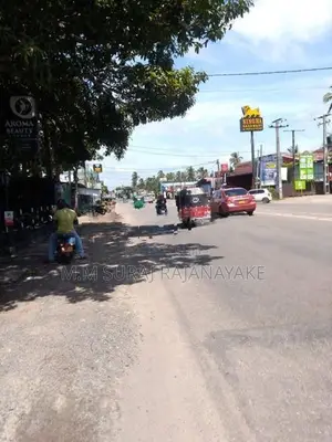 වටිනා ඉඩමක් කුරණින් විකිණීමට ඇත.