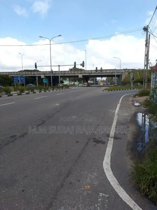 වටිනා ඉඩමක් කුරණින් විකිණීමට ඇත.