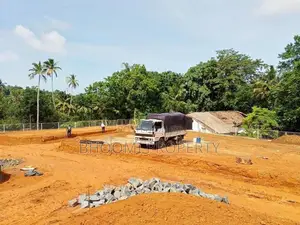 කරාපිටිය අනගාරික ධර්මපාල මාවතෙන් බිම් කොටස්