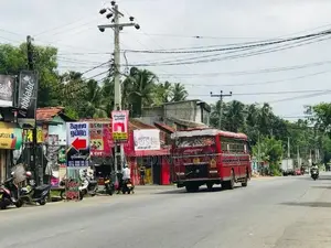 කුරුණෑගල උහුමීය බස් පාරට මුහුණලා බිම් කොටස්