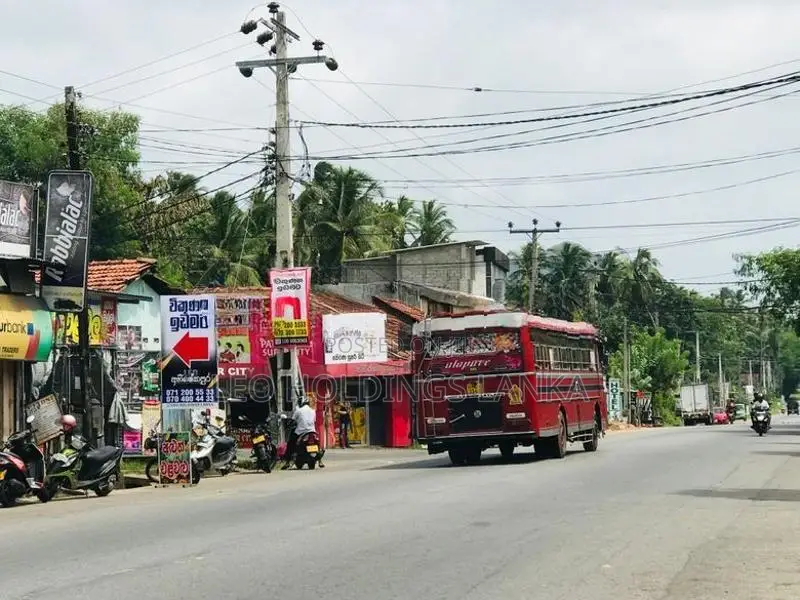 කුරුණෑගල උහුමීය බස් පාරට මුහුණලා බිම් කොටස්
