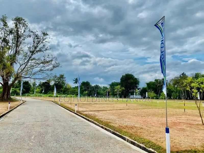 කුරුණෑගල පුත්තලම පාරට මීටර් 200 දුරින් රත්කරව්ව බිම් කොටස්