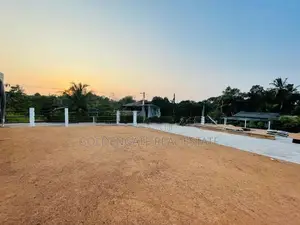 Yakkala නගරය ට සමීපව නුවර පාරට ඇවිදින දුරින් ඉඩමක් විකිණීමට