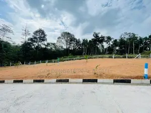 Yakkala නගරය ට සමීපව නුවර පාරට ඇවිදින දුරින් ඉඩමක් විකිණීමට