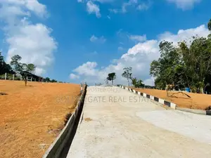 Yakkala නගරය ට සමීපව නුවර පාරට ඇවිදින දුරින් ඉඩමක් විකිණීමට