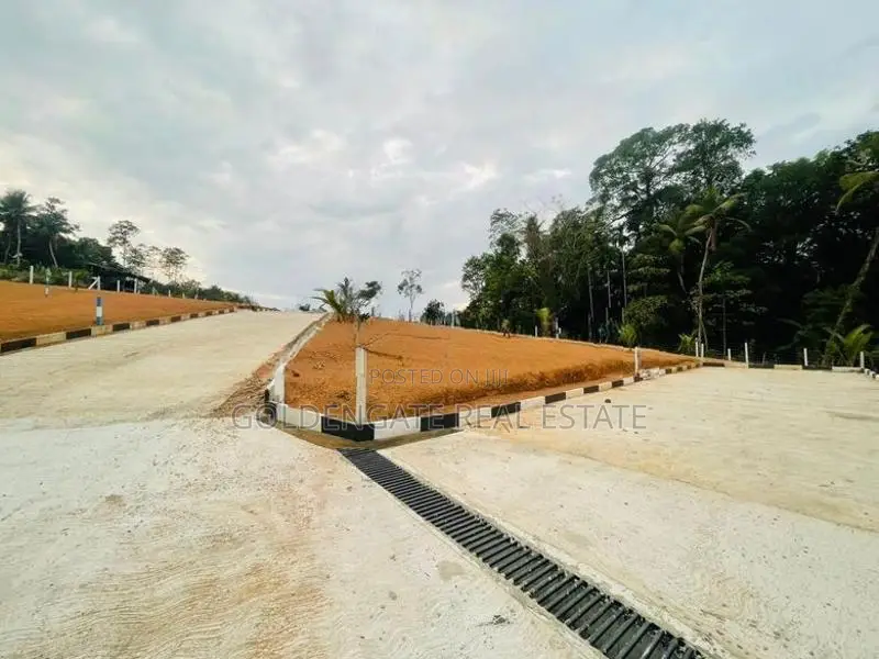 Lannd for Sale Near Colombo /Kandy Road in Kalagedihena
