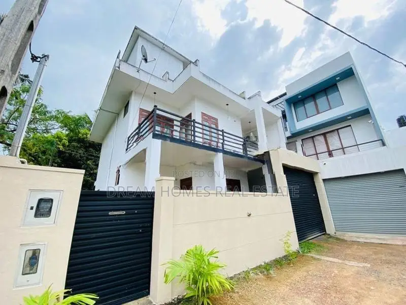 දෙමහල් නිවසක් අතුරුගිරියෙන්