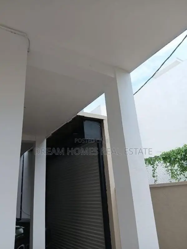 දෙමහල් නිවසක් අතුරුගිරියෙන්