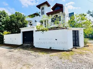 Elegant 3-Story Home with Scenic Rooftop Lounge – Koswatta