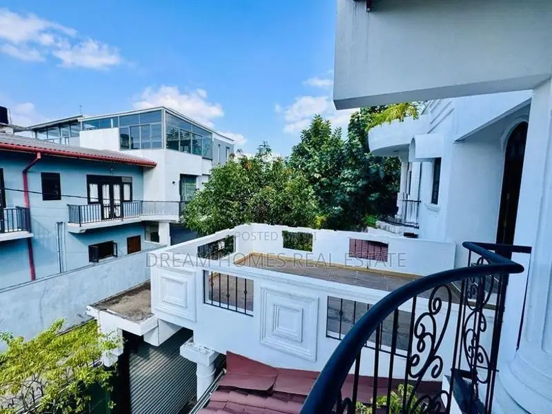 Elegant 3-Story Home with Scenic Rooftop Lounge – Koswatta
