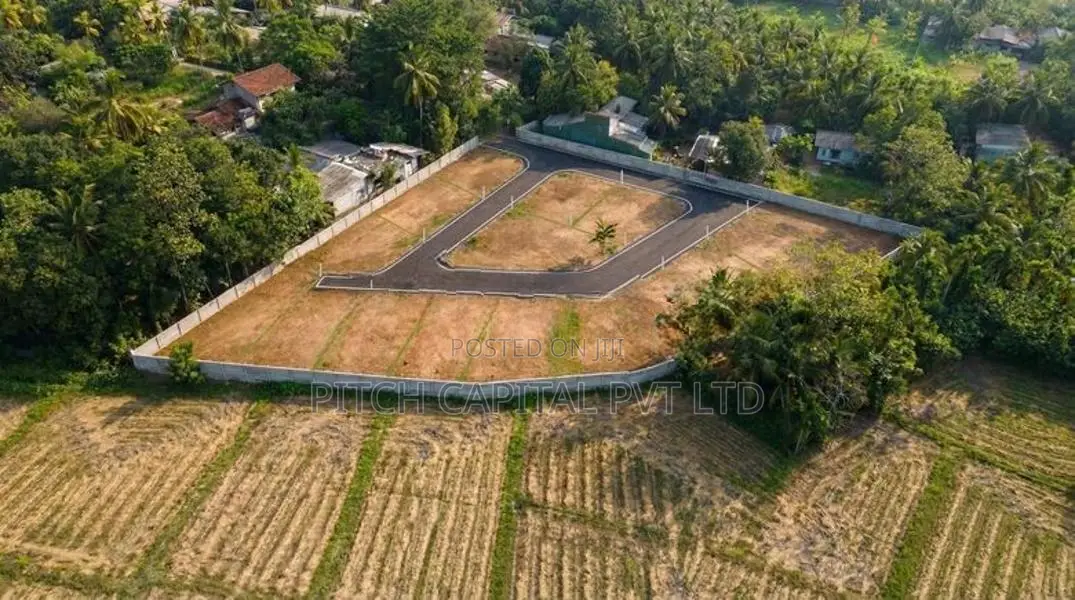 Kahathuduwa අධිවේගී පිවිසුමට ආසන්නයෙන් බිම්කොටස්