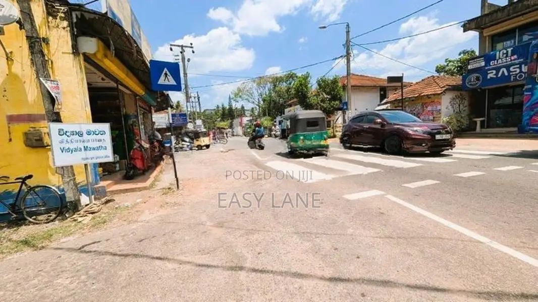 ගම්පහ නගරයට ආසන්නයෙන් ඉඩමක්