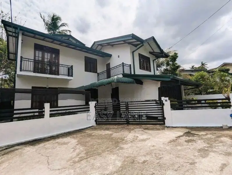 ගම්පහ – බණ්ඩාරනායක විද්‍යාලය ආසන්නයෙන් දෙමහල් නිවසක් විකිණීමට