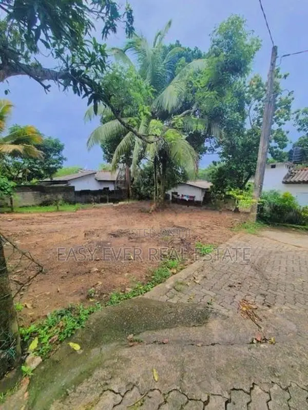 අතුරුගිරිය – කහන්තොට පාරෙන් පර්චස් 22ක වටිනා ඉඩමක්