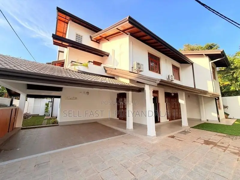 Three Storied Luxury House For Sale in Nugegoda