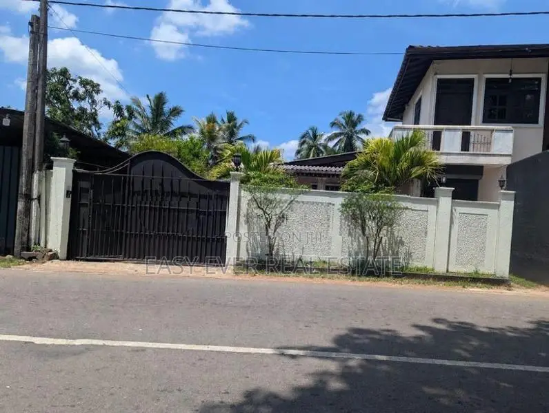 වැලිවේරිය නගර මධ්‍යයෙන් ව්‍යාපාරික වටිනාකමක් සහිත දෙමහල් නිවසක්