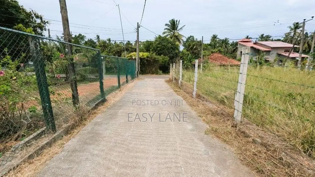 ගනේමුල්ල – ජාඇල පාරෙන් ඉඩමක්