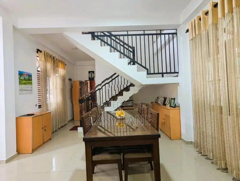 ගම්පහ – බණ්ඩාරනායක විද්‍යාලය ආසන්නයෙන් දෙමහල් නිවසක් විකිණීමට