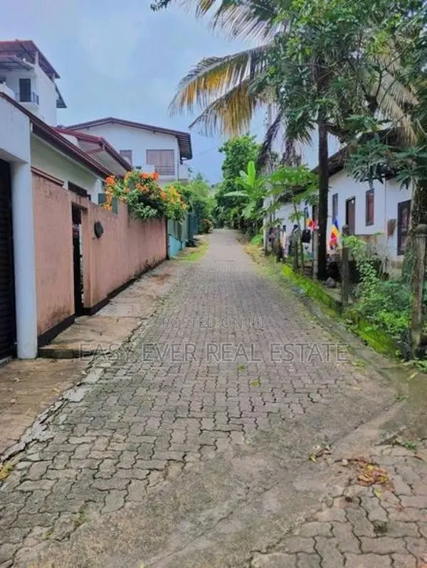 අතුරුගිරිය – කහන්තොට පාරෙන් පර්චස් 22ක වටිනා ඉඩමක්