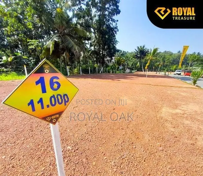 කටුනායක ගුවන්තොටුපලට නුදුරින් වල්පොල පාරට මුහුනලා ඉඩමක්