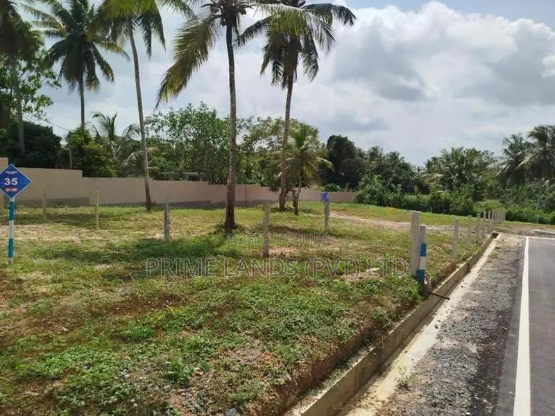 පොල්ගස්ඕවිට හන්දියට ආසන්නව බිම් කොටස් විකිණීමට