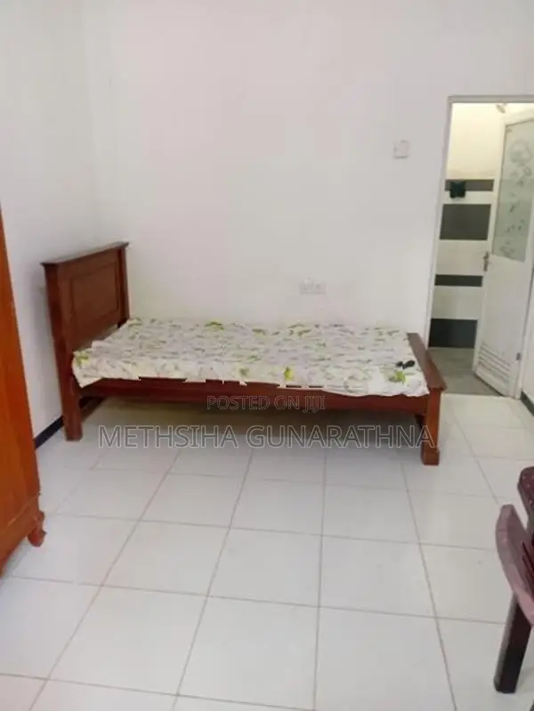 Room for Rent with Attached Bathroom in Colombo 8