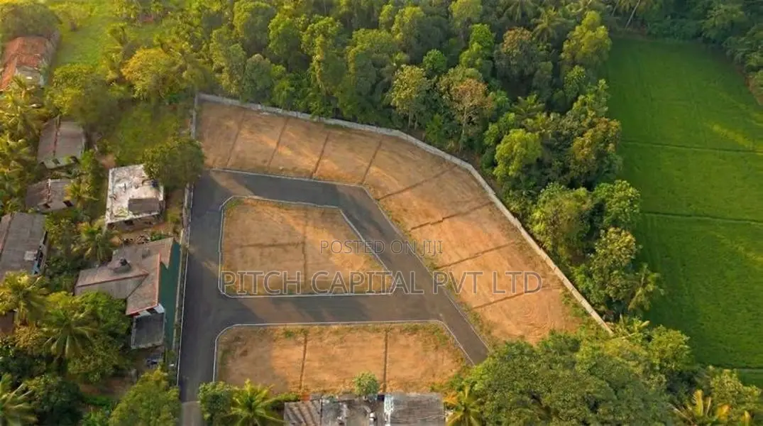 Kahathuduwa අධිවේගී පිවිසුමට ආසන්නයෙන් බිම්කොටස්